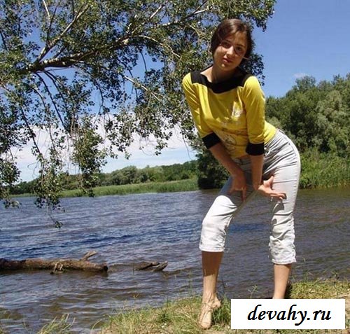Брюнетка спускает сексуально джинсы